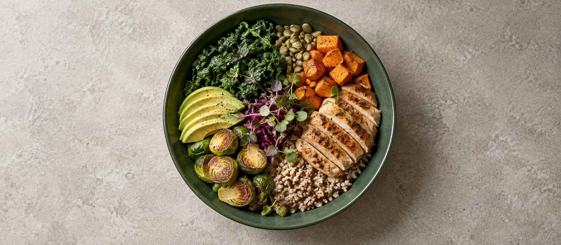 Evenwichtige maaltijd met kip, groenten, avocado en granen